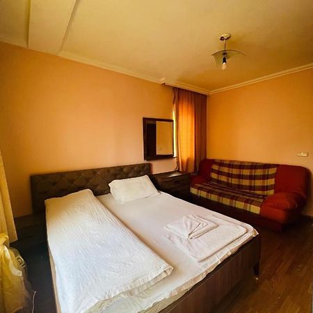 Guest House Velania Pristina Esterno foto