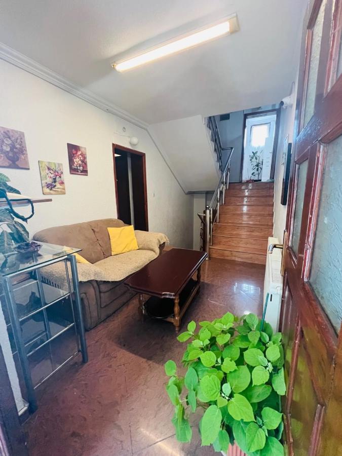 Guest House Velania Pristina Esterno foto