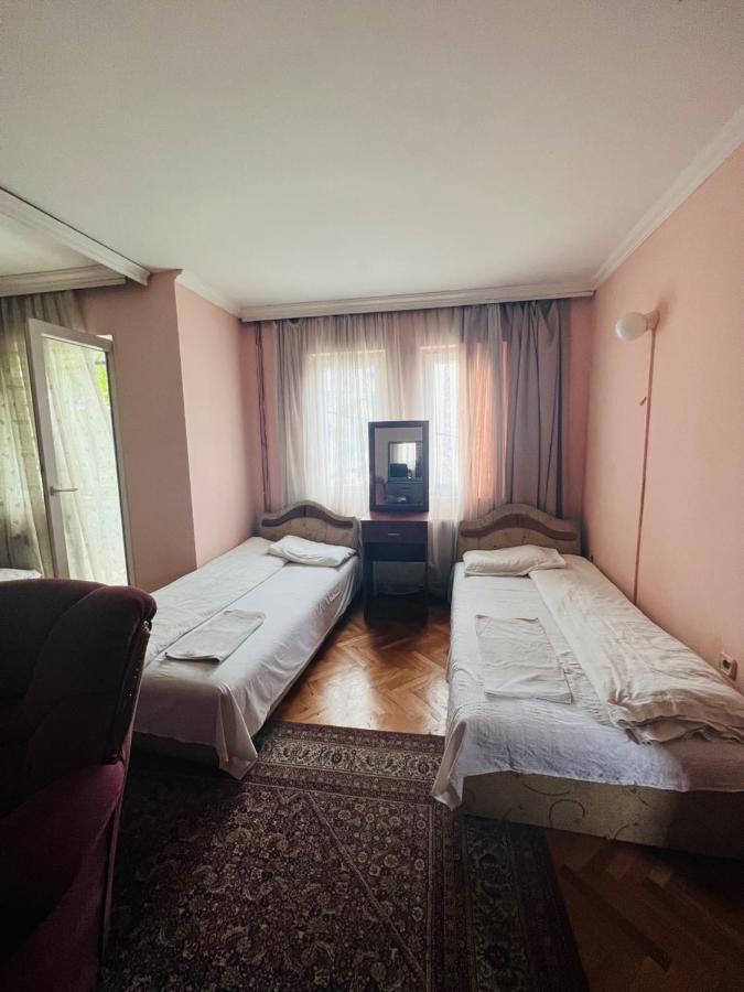 Guest House Velania Pristina Esterno foto
