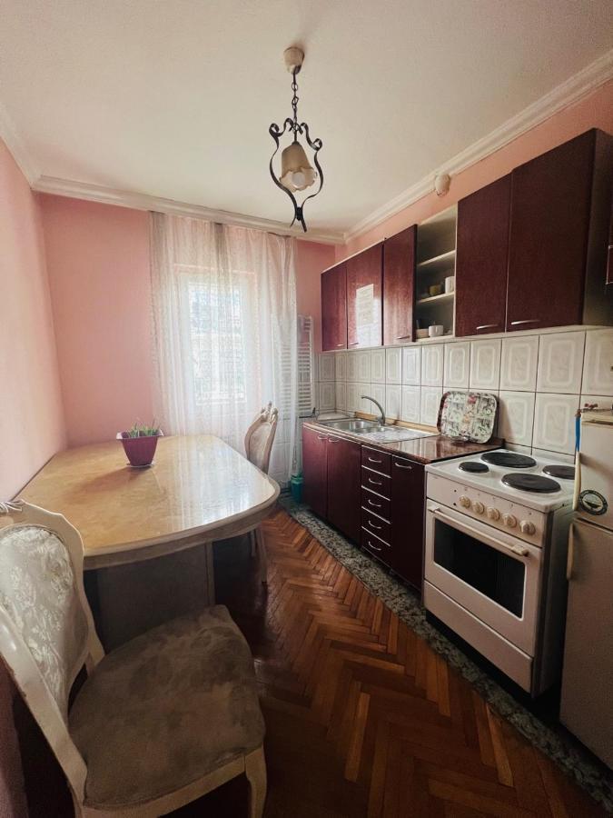 Guest House Velania Pristina Esterno foto