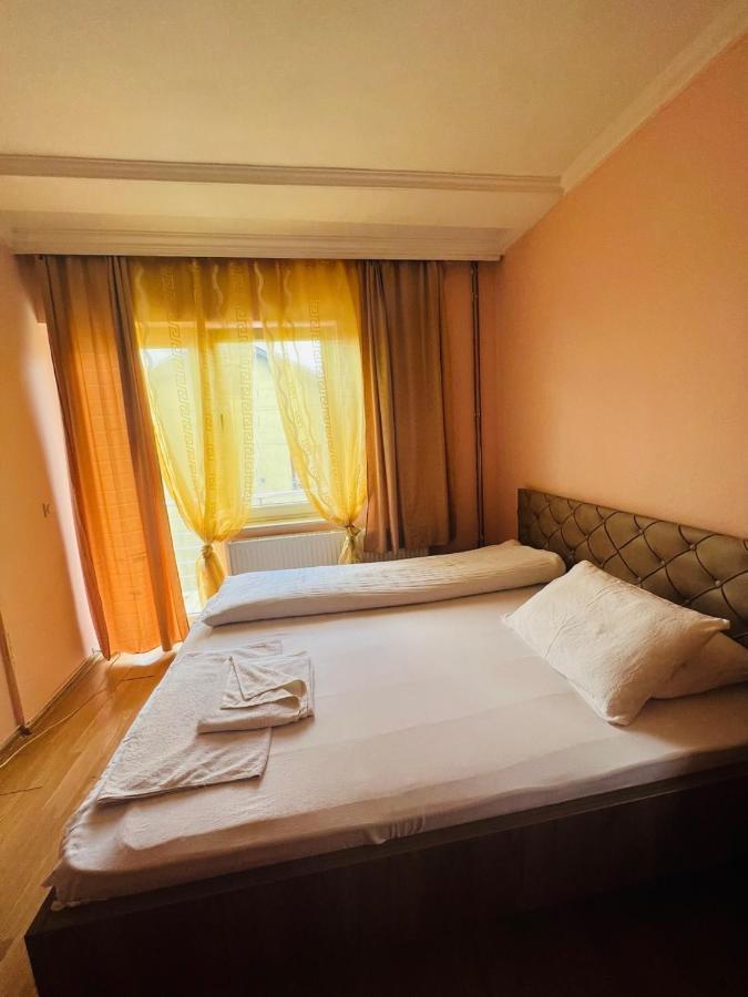 Guest House Velania Pristina Esterno foto
