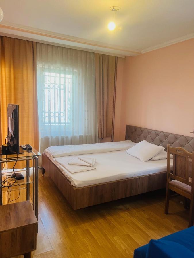 Guest House Velania Pristina Esterno foto