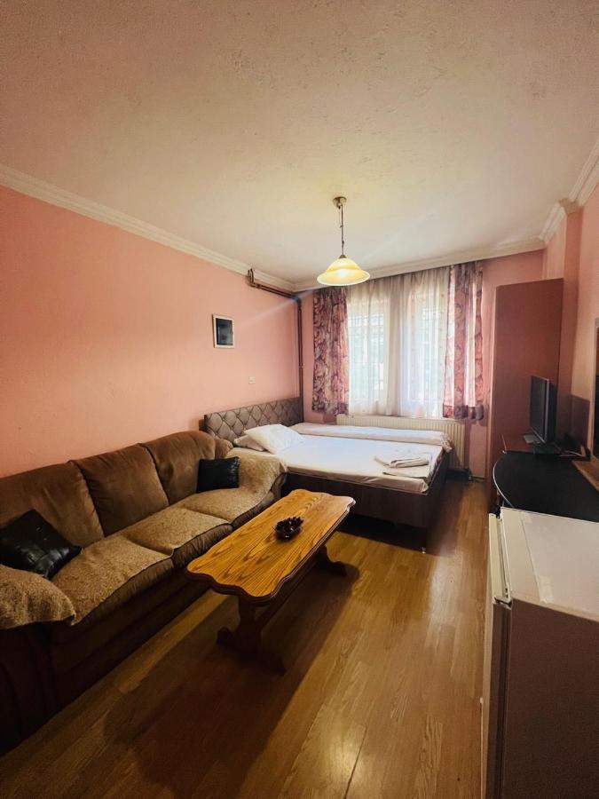 Guest House Velania Pristina Esterno foto