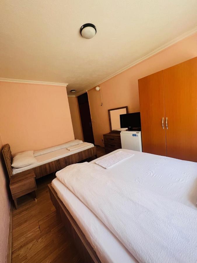 Guest House Velania Pristina Esterno foto