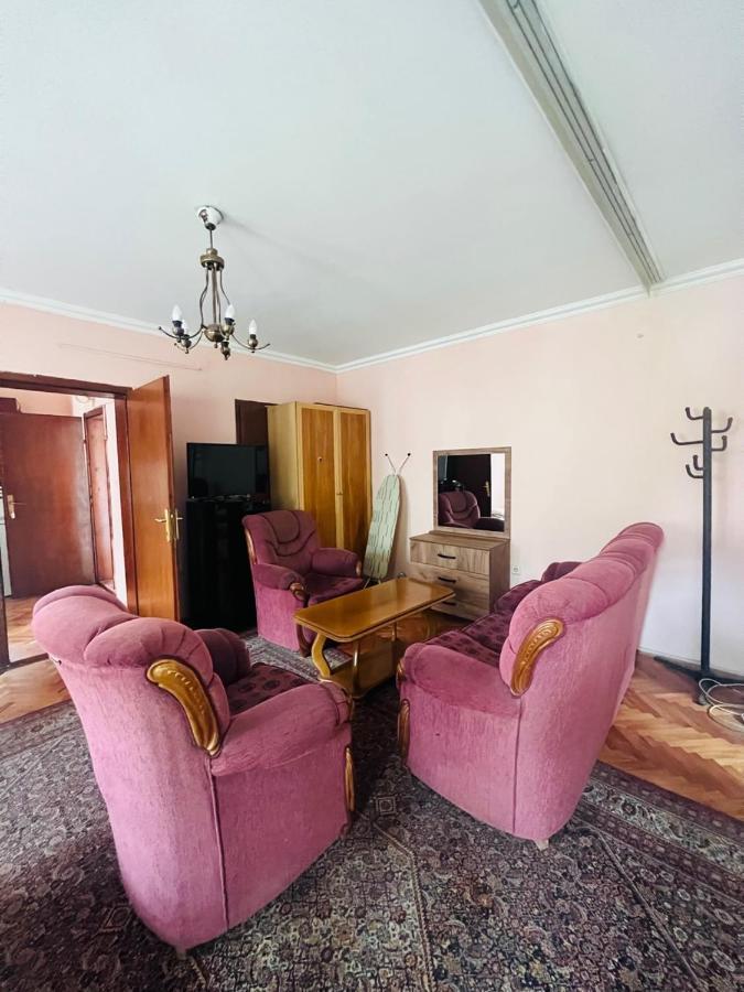 Guest House Velania Pristina Esterno foto