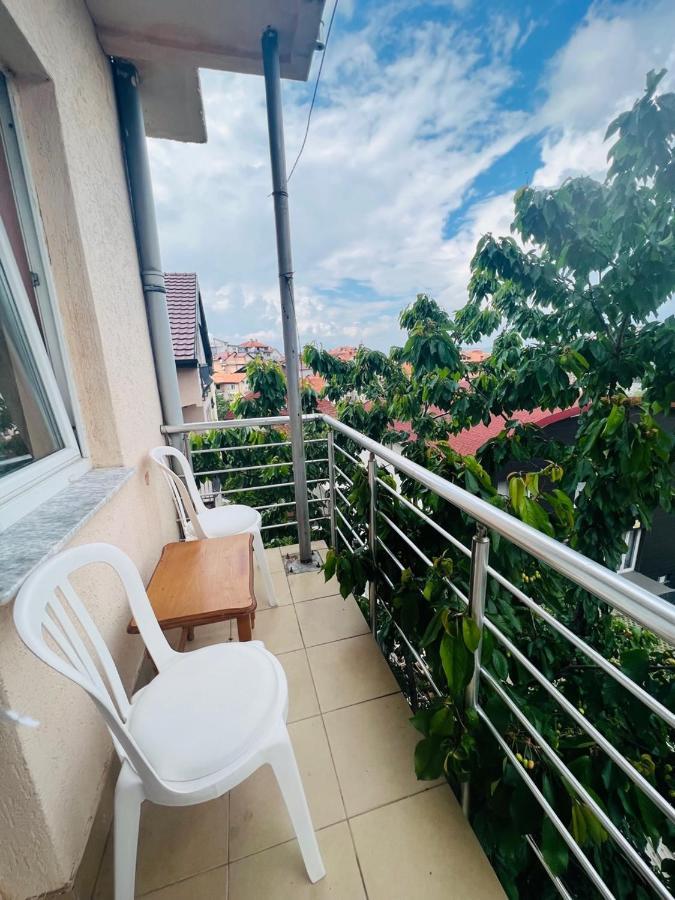 Guest House Velania Pristina Esterno foto