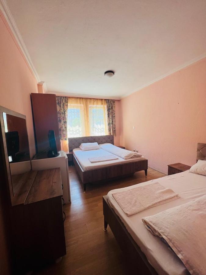 Guest House Velania Pristina Esterno foto
