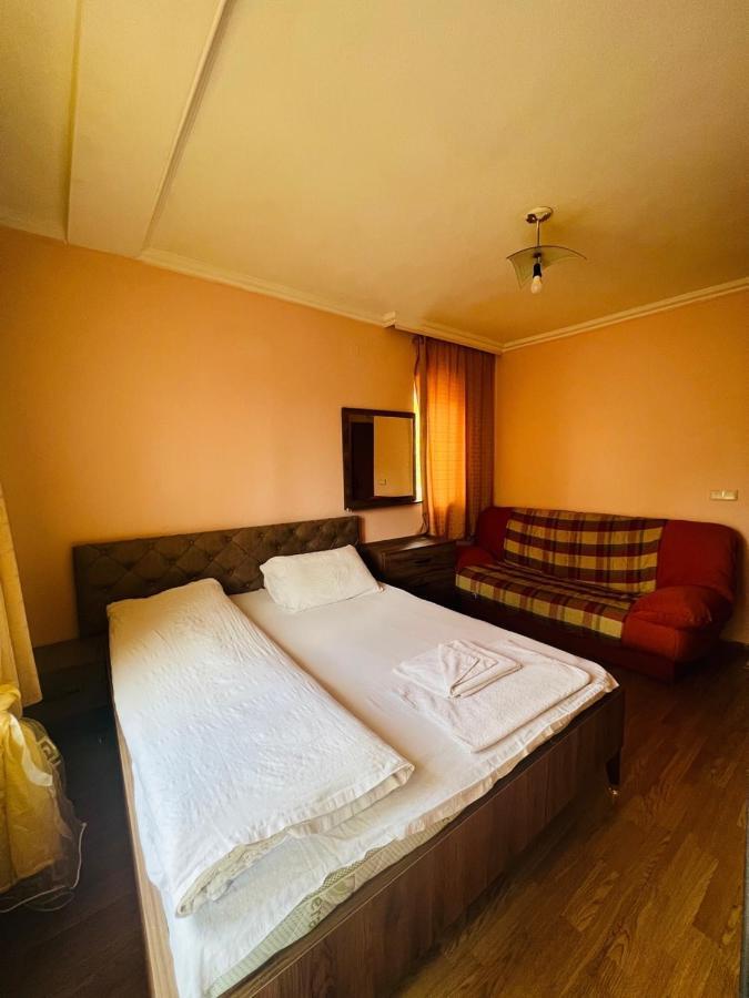 Guest House Velania Pristina Esterno foto