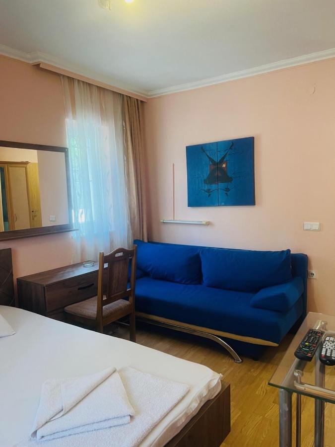 Guest House Velania Pristina Esterno foto